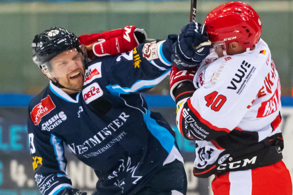 Eislöwe Alexander Dotzler schenkte im ersten Duell der Saison ETC-Spieler Philip Halbauer ordentlich einen ein. Die Dresdner Fans hätten nichts gegen eine Wiederholung.