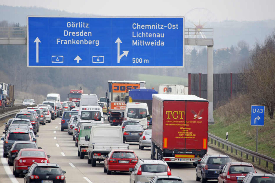 Die Polizei hat die A4 am Auerswalder Blick gesperrt. (Archivbild)