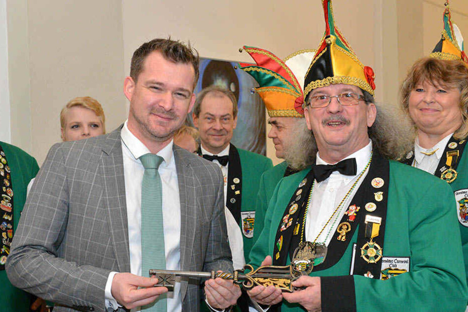 Karnevals-Präsident Michael Thiele (61, r.) gibt den Rathausschlüssel zurück an Bürgermeister Raoul Schmidt-Lamontain (41).