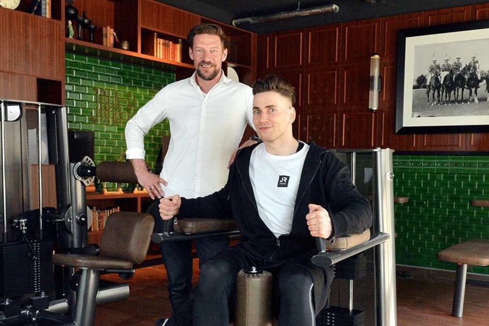 Marketing-Boss Marcus Adam (47, l.) und Club-Leiter Sebastian Vogt (32, r.) machen sich fit für die Eröffnung.