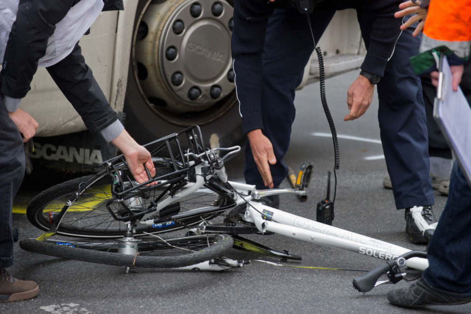 Noch am Unfallort erlag der 47-jährige Radfahrer seinen schweren Verletzungen. (Symbolbild)