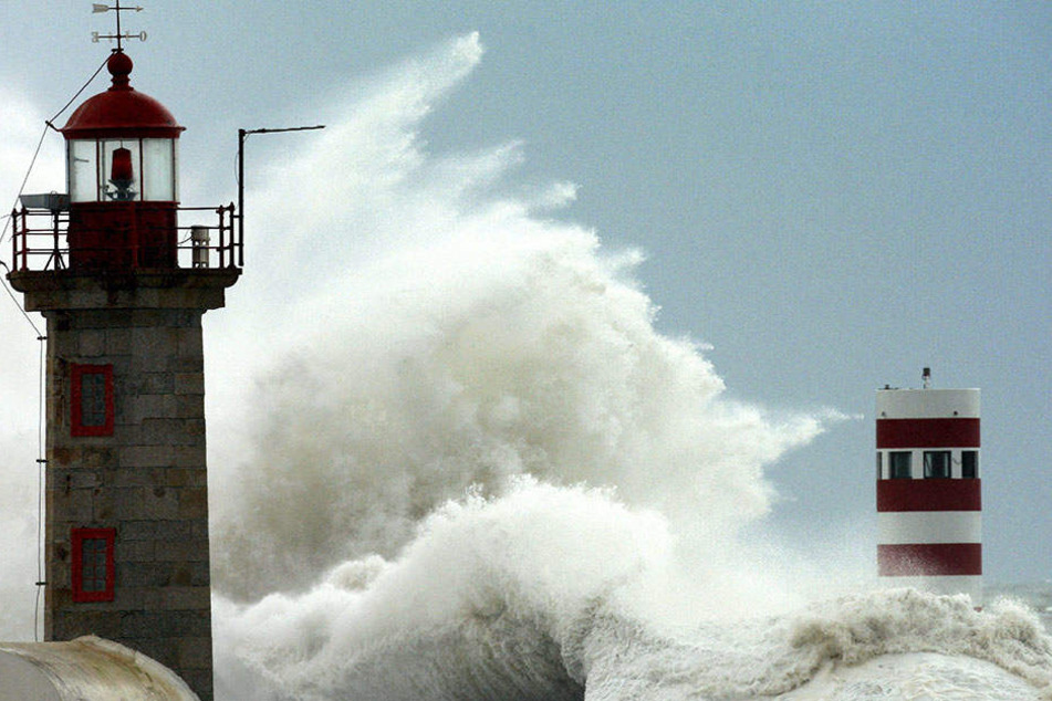Auch wenn sich "Leslie" abgeschwächt hat, wappnet sich Portugal gegen den Sturm. (Symbolbild)