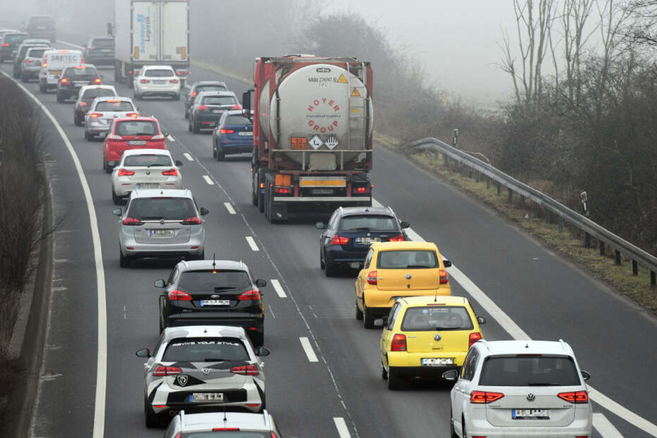 Wegen der Sperrung der A57 in Richtung Köln kann es zu Stau kommen. (Symbolbild)