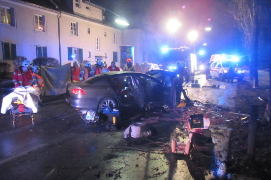 Bei dem schweren Unfall wurden drei Menschen verletzt.