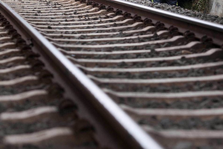 Die Frau parkte ihren Audi auf Bahngleisen.