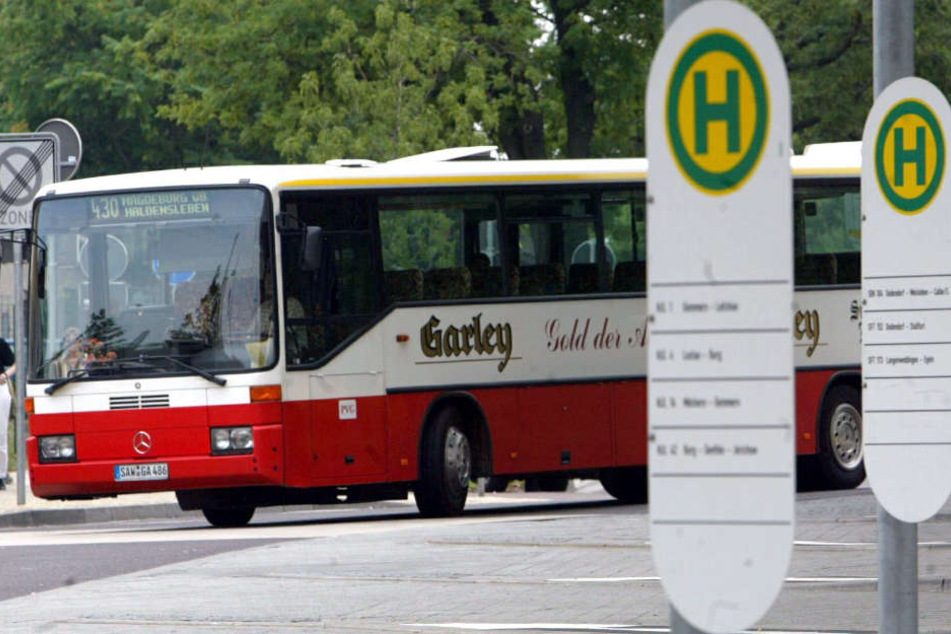 Regungslos saß der Fahrgast auf seinem Platz im Bus. (Symbolbild)