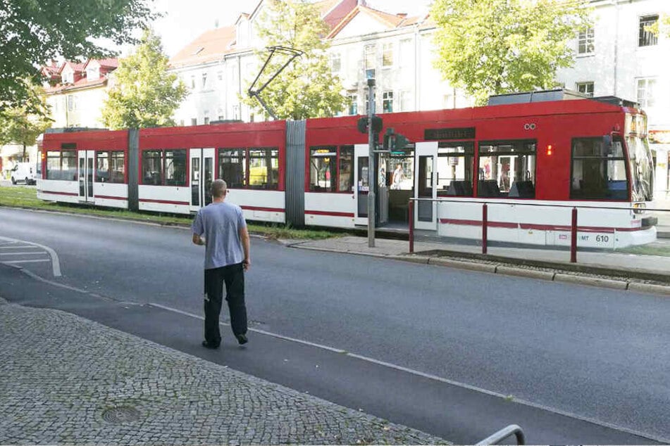 Der Mann wurde von dieser Straßenbahn erfasst und offenbar schwer verletzt.