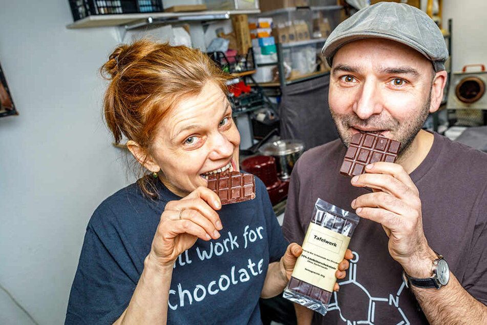Süßer Genuss: Ulrike Hörenz (46) und Roland Schulze (48) genießen ihre selbst gefertigte Schokolade ohne Zucker.