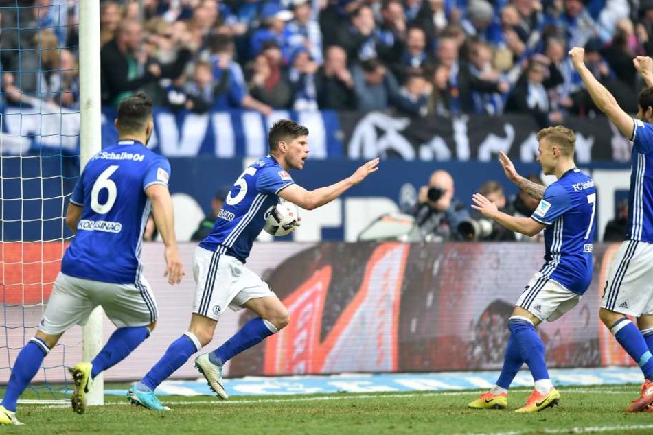 Klaas-Jan Huntelaar (mit Ball) erzielte den 1:1-Ausgleich und späteren Endstand gegen RB Leipzig.