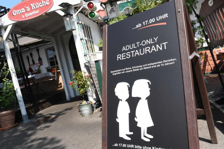Mit diesem Schild sorgte ein Rügener Restaurant für Aufsehen. (Archivbild)