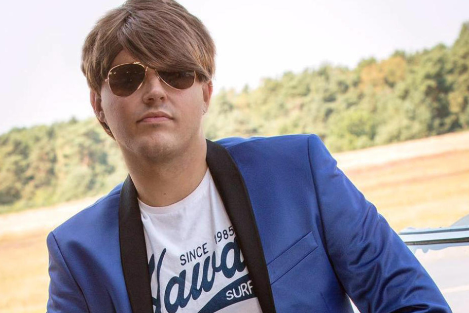 Die an Justin Bieber erinnernde Perücke und die Sonnenbrille sind die Markenzeichen von Connor Meister.