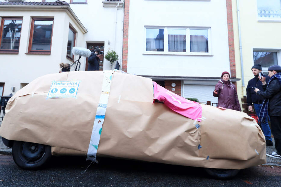 Mit dem eingepackten Auto wollen die Aktivisten auf Falschparker aufmerksam machen.