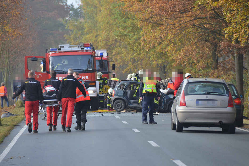 Auf offener Straße krachten ein Opel Corsa und ein Ford Focus aus ungeklärter Ursache frontal ineinander.