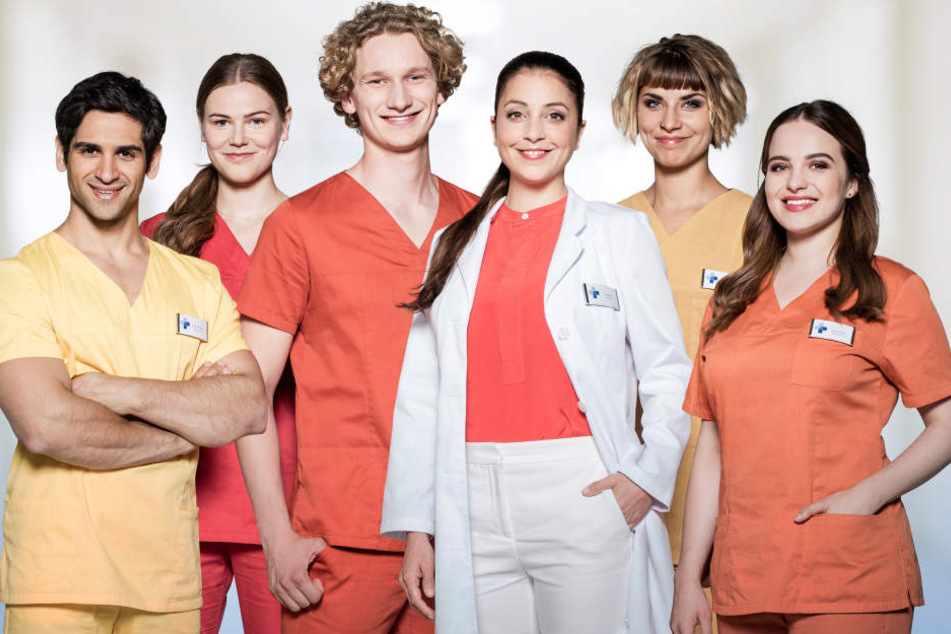 DIe Hauptdarsteller v.l.n.r.: Kiran Petrescu (Daniel Rodic), Louisa Neukamm (Llewellyn Reichman), Fiete Petersen (Adrian Gössel), Arzu Ritter (Arzu Bazman), Ramona "Mo" Unruh (Jaëla Carlina Probst), Jasmin Hatem (Leslie-Vanessa Lill).