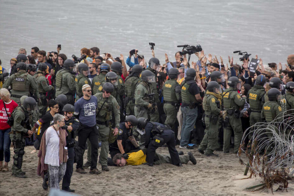 Hier werden Aktivisten, die an der Grenze zwischen den USA und Mexiko in Tijuana demonstrieren, festgenommen.