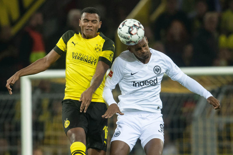 Antizipiert: Sebastien Haller (rechts) ist deutlich vor Manuel Akanji am Ball.
