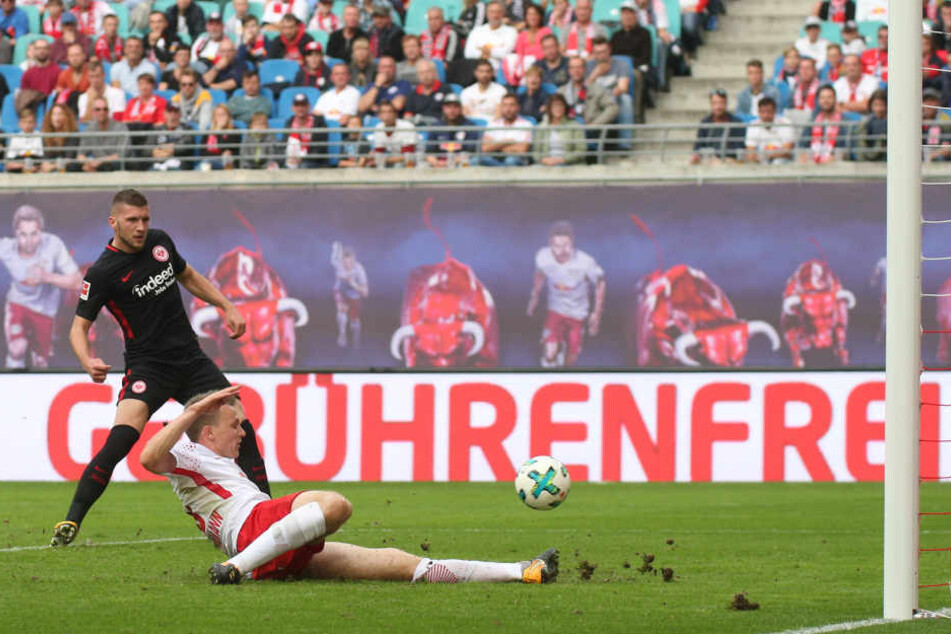 Der Ex-Leipziger Rebic (l.) machte das Spiel durch seinen Treffer zum 1:2 noch mal spannend. Klostermann kam zu spät.