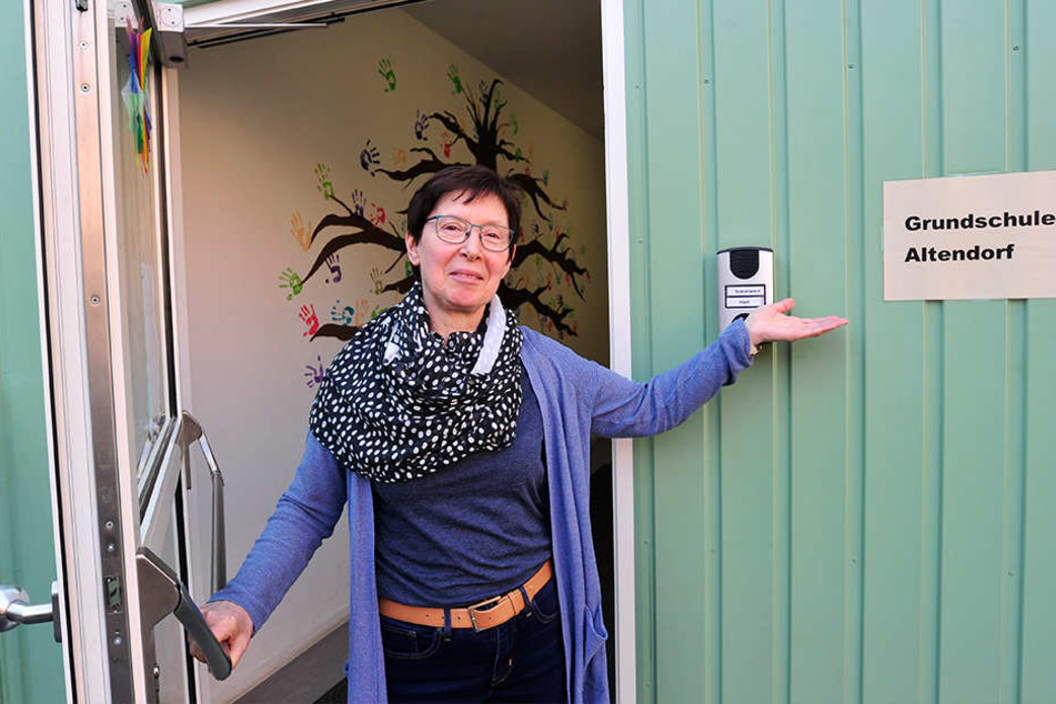 Schulleiterin Karin Emmerling (62) kann nichts Schlechtes über ihre Container-Grundschule in Altendorf sagen.