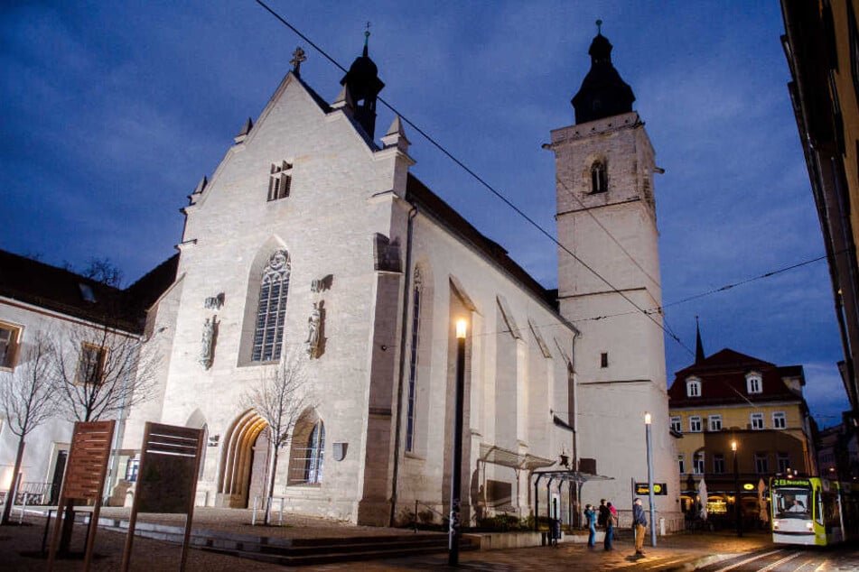 Der oder die Unbekannten verwüsteten die Kirche in der Erfurter Regierungsstraße.