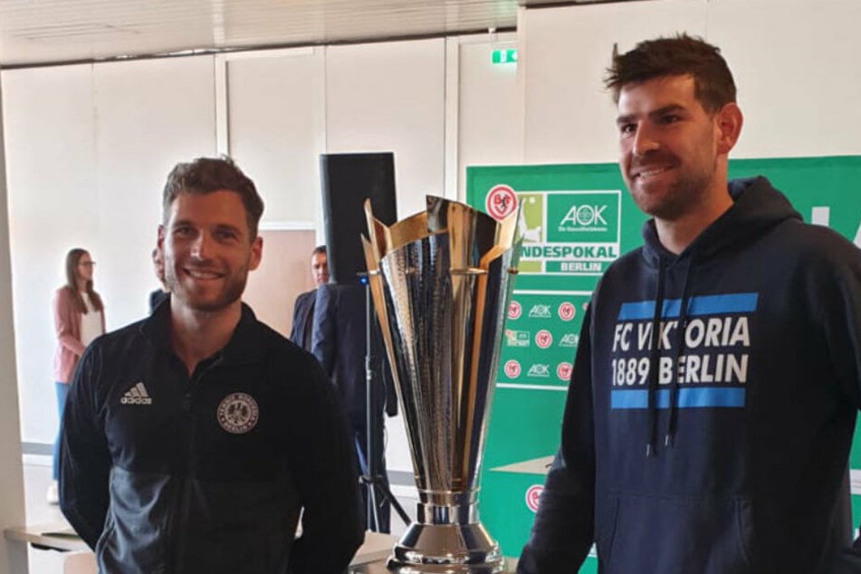 Stephan Flauder (r.) holte mit Viktoria 89 den Berliner Pokal und darf sich nun auf die Teilnahme an der ersten Runde des DFB-Pokals freuen.