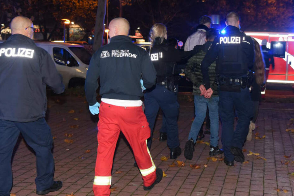 Die Polizei führt zwei der Angreifer ab.