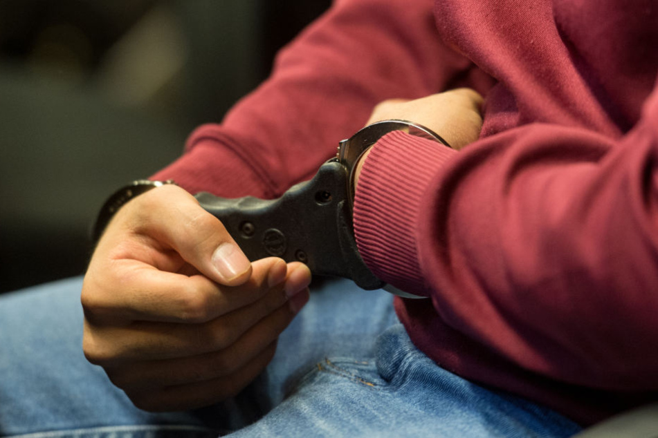 Der Angeklagte Hussein K. sitzt in Freiburg in Handschellen im Landgericht im Gerichtssaal. (Archivbild)