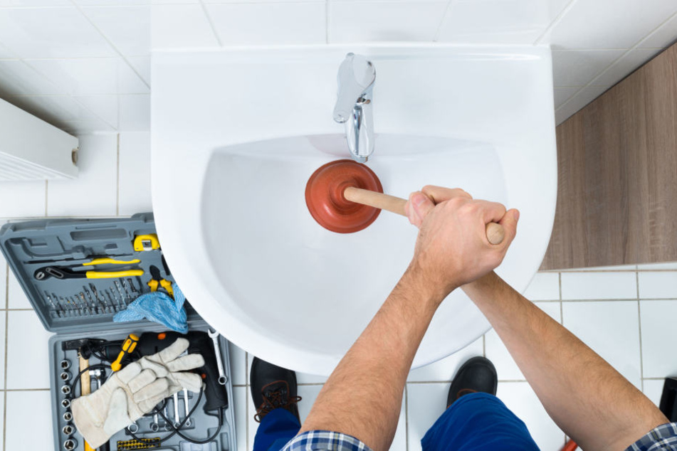 Manchmal reicht auch eine kleine Reparatur bei einer Verstopfung. Doch betrügerische Handwerker machen aus der Mücke einen Elefanten.
