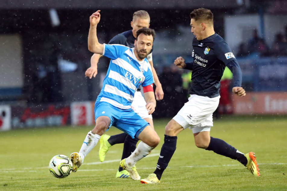 Der Ex-CFCer Tobias Becker (l.) im Spiel seiner Nordhausener gegen Chemnitz vor fünf Tagen im Zweikampf mit Daniel Frahn. Becker versemmelte in der Partie einen Foulelfmeter. So siegte CFC letztlich mit 2:1 und machte die sportliche Rückkehr in die 3. Lig