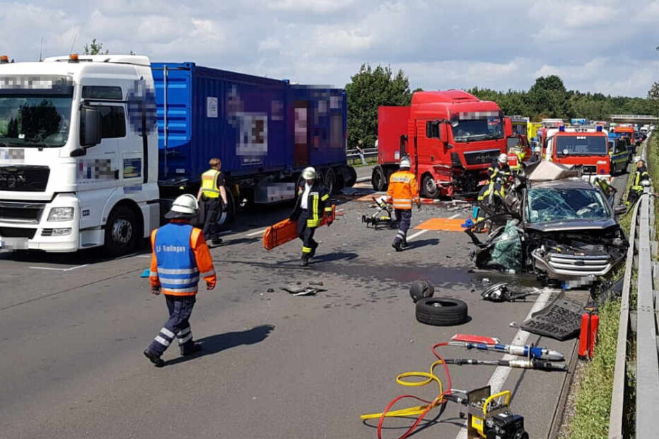 Die Autobahn glich nach dem Unfall einem Trümmerfeld.