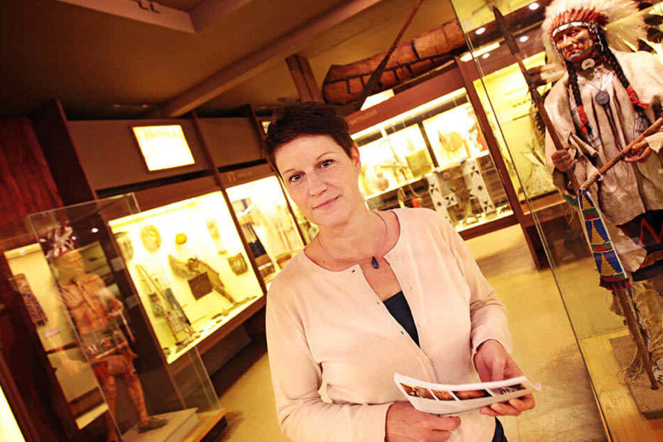 Museumsdirektorin Claudia Kaulfuß zeigt die sanierungsbedürftigen
Indianerfiguren.