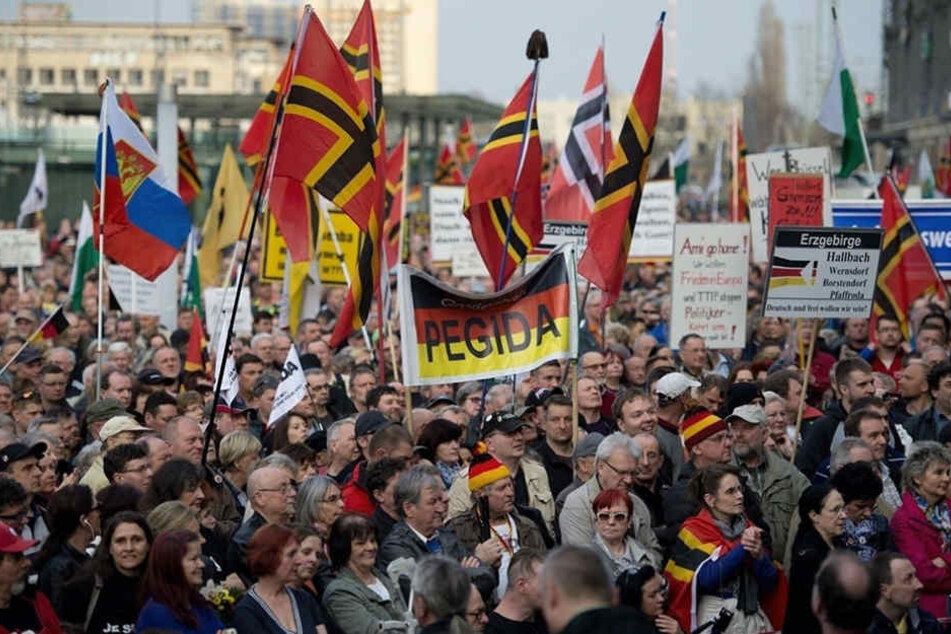 Bei der PEGIDA-Demo am Montag kam es zu einem Säure-Angriff von Seiten der Islamfeinde.