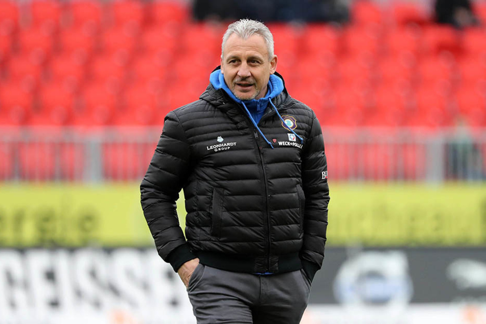 Pavel Dotchev ist bedient von den vielen Fehlentscheidungen gegen sein Team. Aber ändern kann er sie nicht.