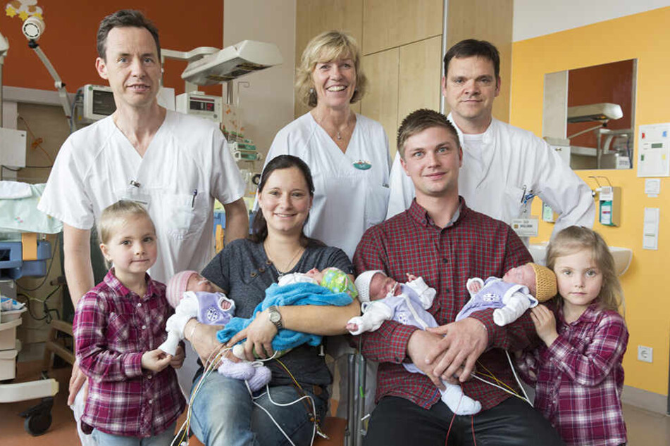 Freuen sich über ihr Glückskleeblatt - Juliane und Tobias Stejskal und die beiden großen Schwestern Leoni und Nora, ebenso wie Prof. Ulrich Thome, Schwester Gabi Koch und Prof. Holger Stepan.