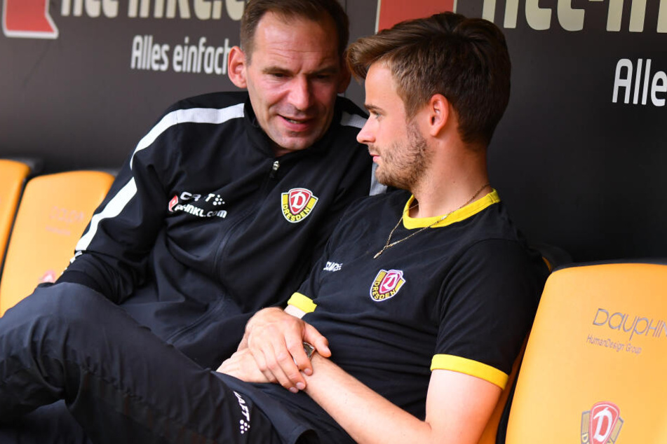 Lucas Röser (rechts) im Gespräch mit Dynamos Teampsychologe Sascha Lense.