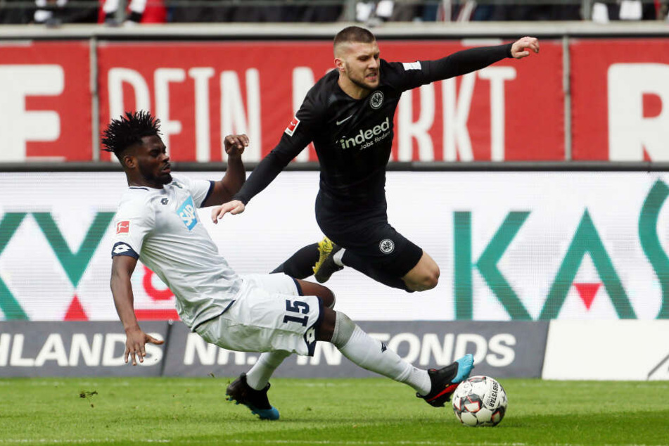 Ante Rebic (re.) wird im Sprint von Kasim Adams von den Beinen geholt.