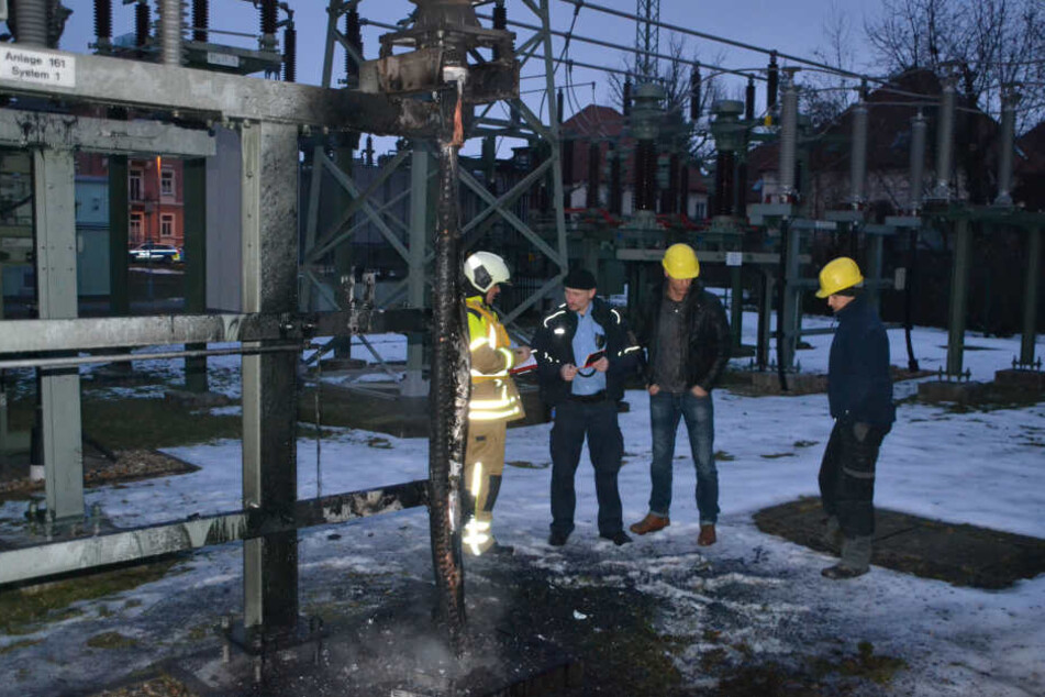 Im Umspannwerk Tolkewitz suchen die Experten der DREWAG nach der Ursache für den Stromausfall.