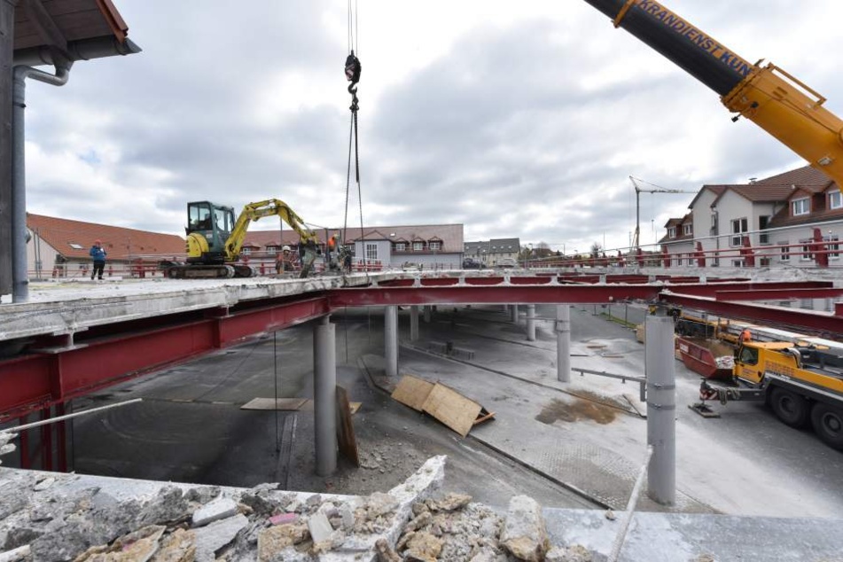 Im Frühjahr 2016 mussten über 240 Betonplatten vom Parkdeck abmontiert
werden.
