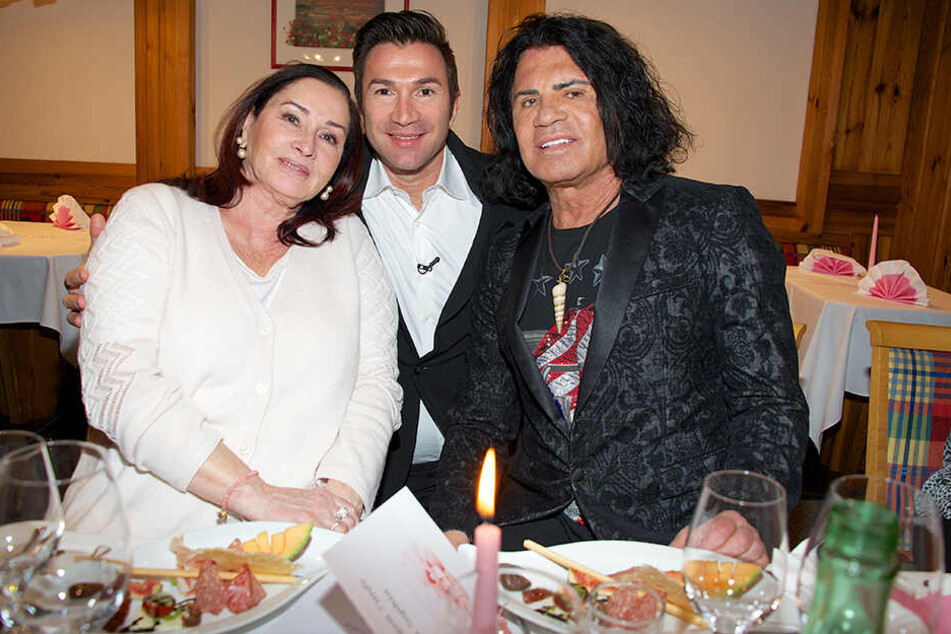 Lucas Cordalis (Mi.) und seine Eltern Ingrid und Costa Cordalis sind nach der Taufe von Sophia Cordalis, der gemeinsamen Tochter von Lucas und Daniela Katzenberger, in Kärnten (Österreich) auf der Feier.