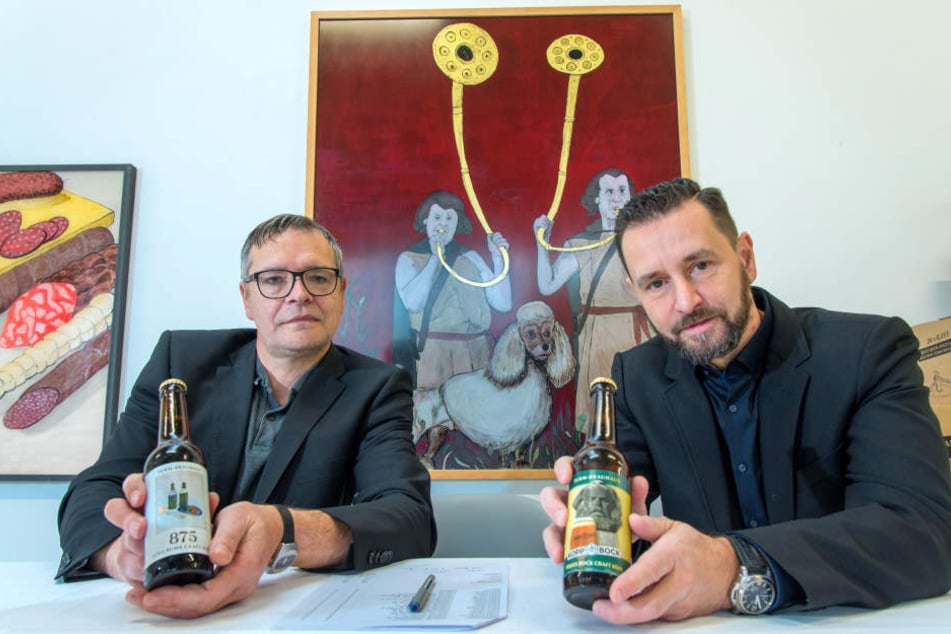 Ein Prosit aufs Jubiläum: Künstler Jan Kummer (53) und Turmbrauhaus-Chef André Donath (52) präsentierten gestern das "875"er-Bier.