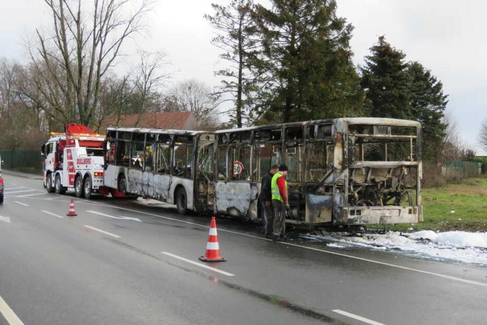 Der ausgebrannte Bus hatte auf der viel befahrenen Ratinger Straße für einen langen Stau gesorgt.