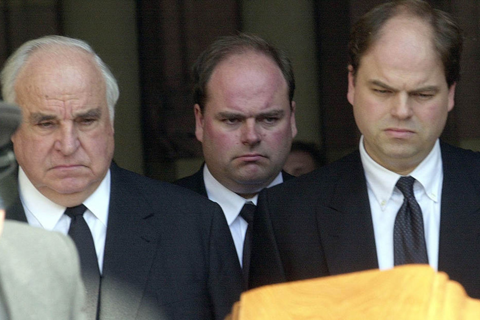 Walter Kohl (Mitte) im Juli 2001 mit Helmut Kohl (†87) bei der Trauerfeier für seine Mutter Hannelore.