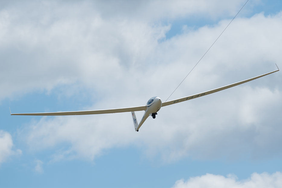 Der junge Pilot verlor die Kontrolle über das Segelflugzeug und stürzte ab. (Symboldbild)