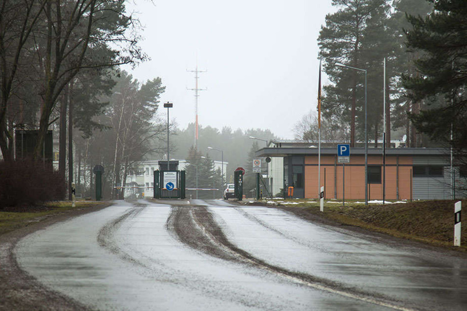 Internationaler
Militärtreffpunkt:
Über
diese
Zugangsstraße
zum
Übungsplatz
rollen regelmäßig
ausländische
Truppenteile.