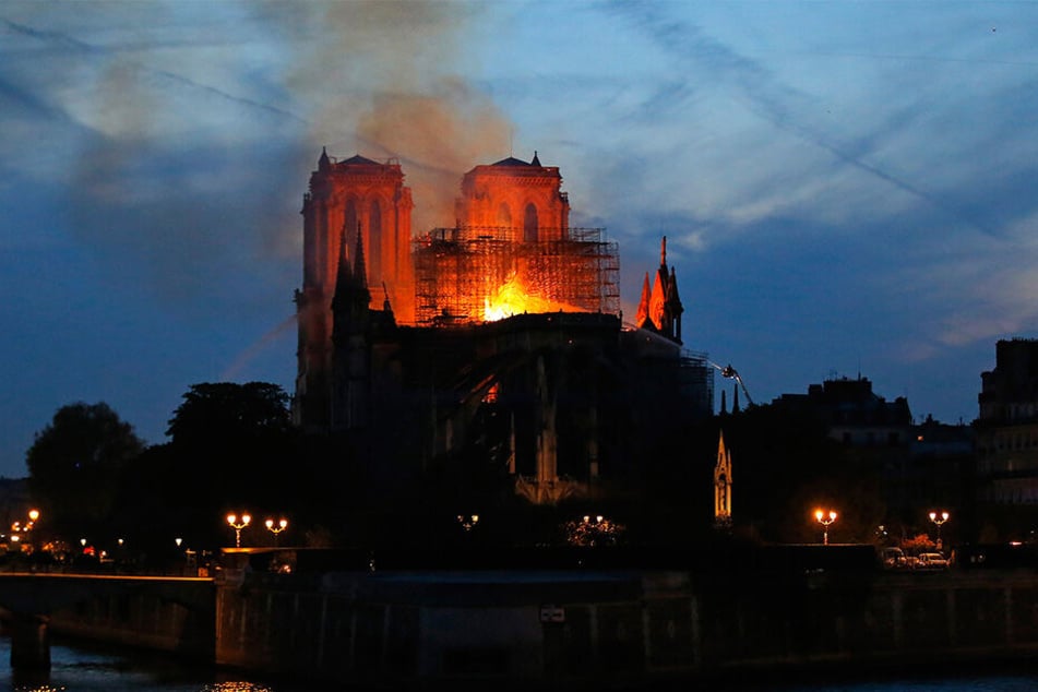 Über Stunden schlugen am Montagabend Flammen lichterloh aus dem Dachstuhl des Wahrzeichens der französischen Hauptstadt.