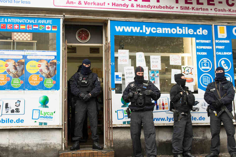 Die Spezialeinheit suchte in dem Handy- und Internetgeschäft nach Beweisen.