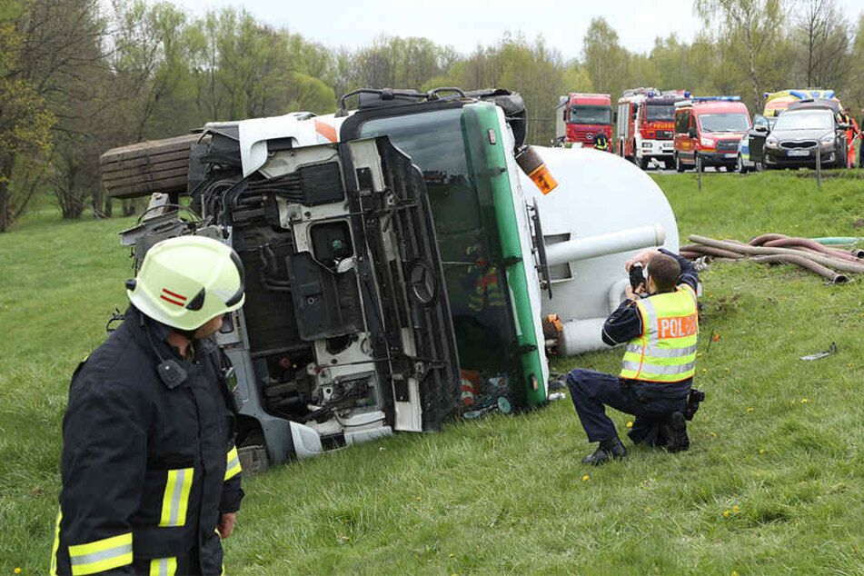 Nach dem Crash musste der Verkehr wechselseitig an der Unfallstelle vorbeigeleitet werden.