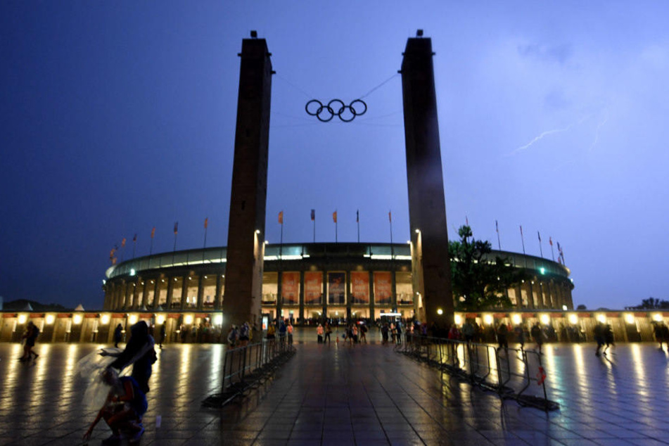 Blitze über dem Olympiastadion.