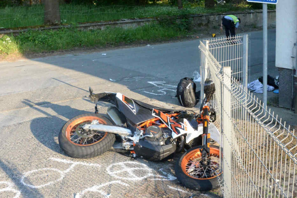 Der Motorrad-Fahrer stürzte.