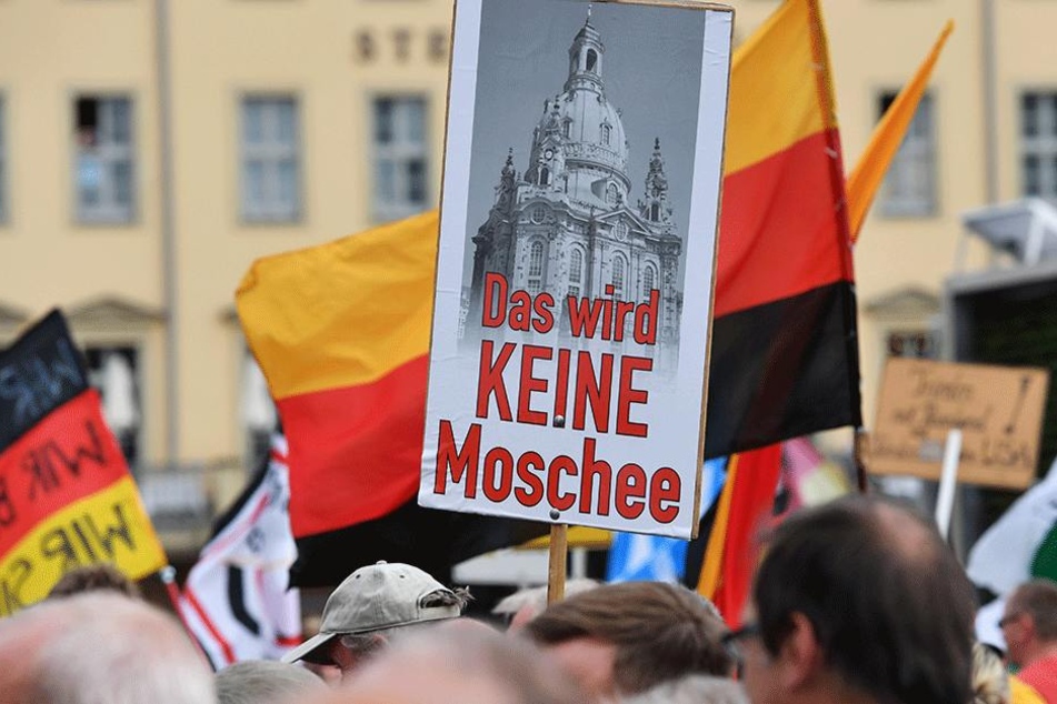 Vieles von dem, was jeden Montag bei PEGIDA auf der Straße geäußert wird, ist in der Meinung vieler Sachsen salonfähig.