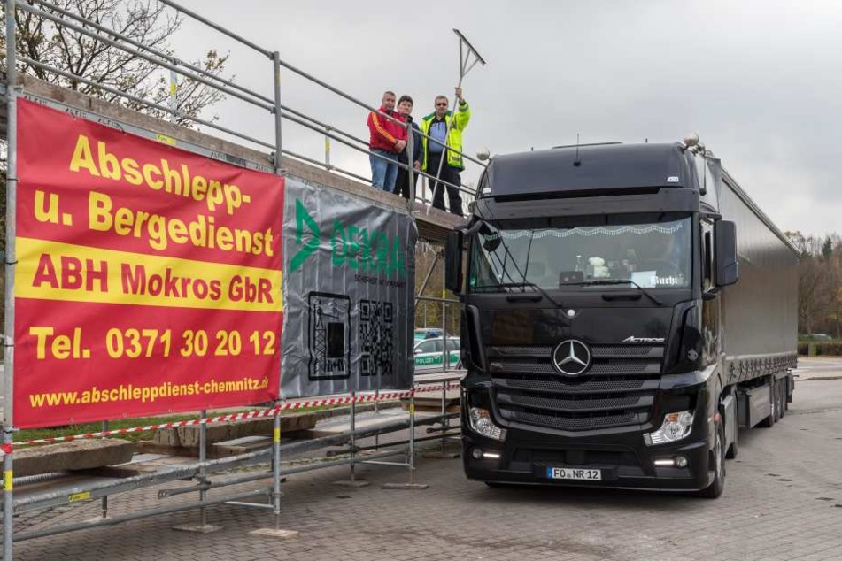 Mit Hilfe solcher Gerüste sollen Lastwagen-Dächer von Schnee und Eisplatten befreit werden.